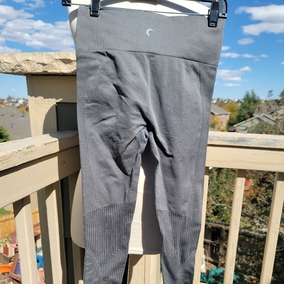 ZYIA GRAY LEGGINGS, W RIBBED ANKLE DETAIL, SZ MEDIUM - Picture 7 of 7